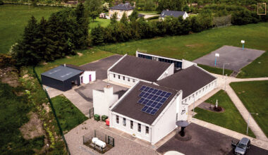 阿珀徹奇國民小學的屋頂裝上社區合作社捐贈的太陽能板。(攝影／Marco Giannattasi／Parallelozero)