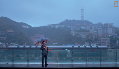 冬季煙雨朦朧，曹銘宗留影於基隆港東岸旅客中心的觀海平台上。(攝影／劉子正)