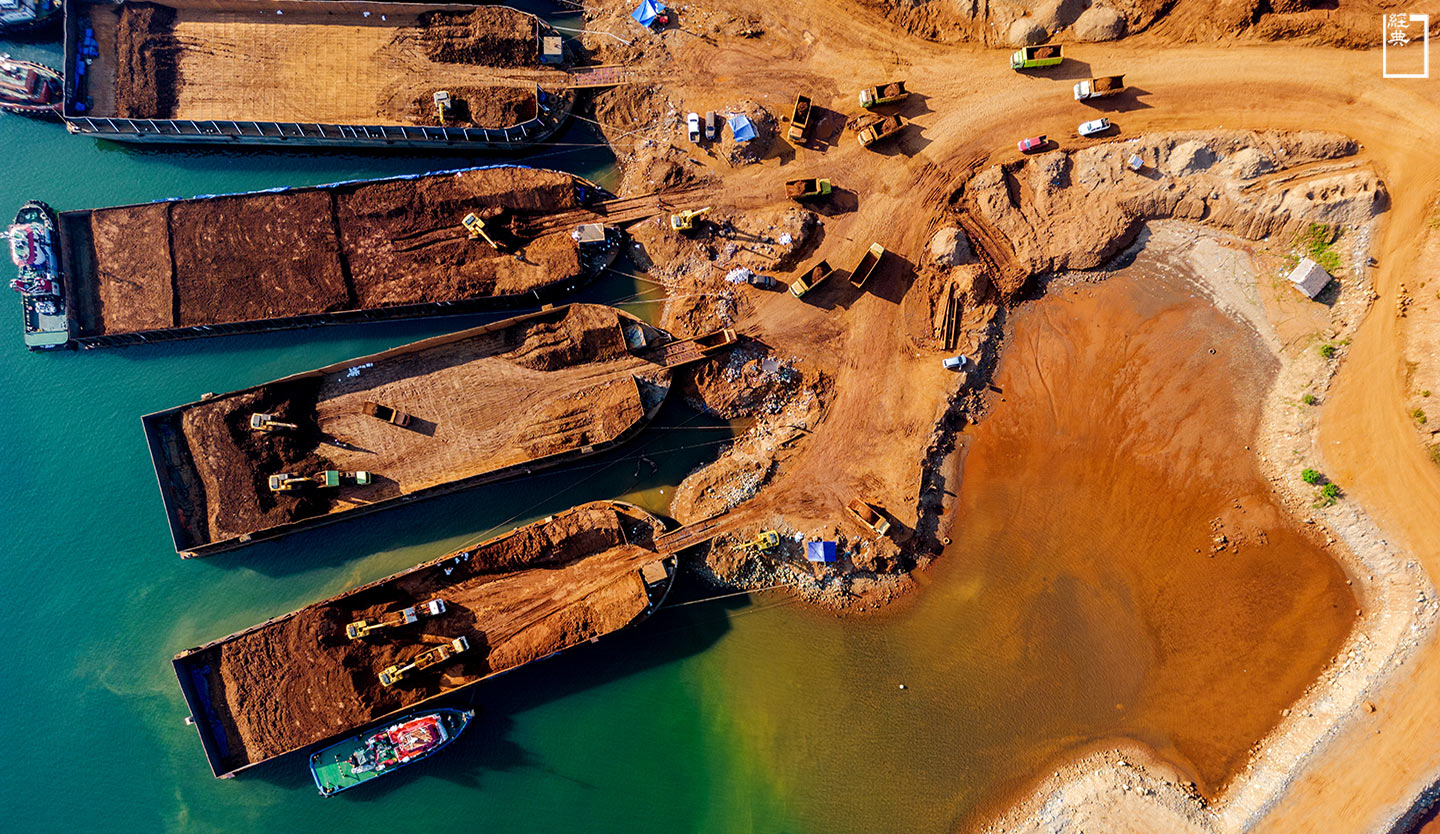 身為世界最大鎳產地，蘇拉威西島的卡車把鎳礦卸到碼頭駁船上一。(攝影／Garry Andrew Lotulung)