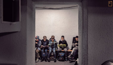 在東北邊界戰火前線的切爾尼戈夫，孩子唯有在地下室才能繼續上課。(攝影／Sandro Maddalena／Parallelozero)