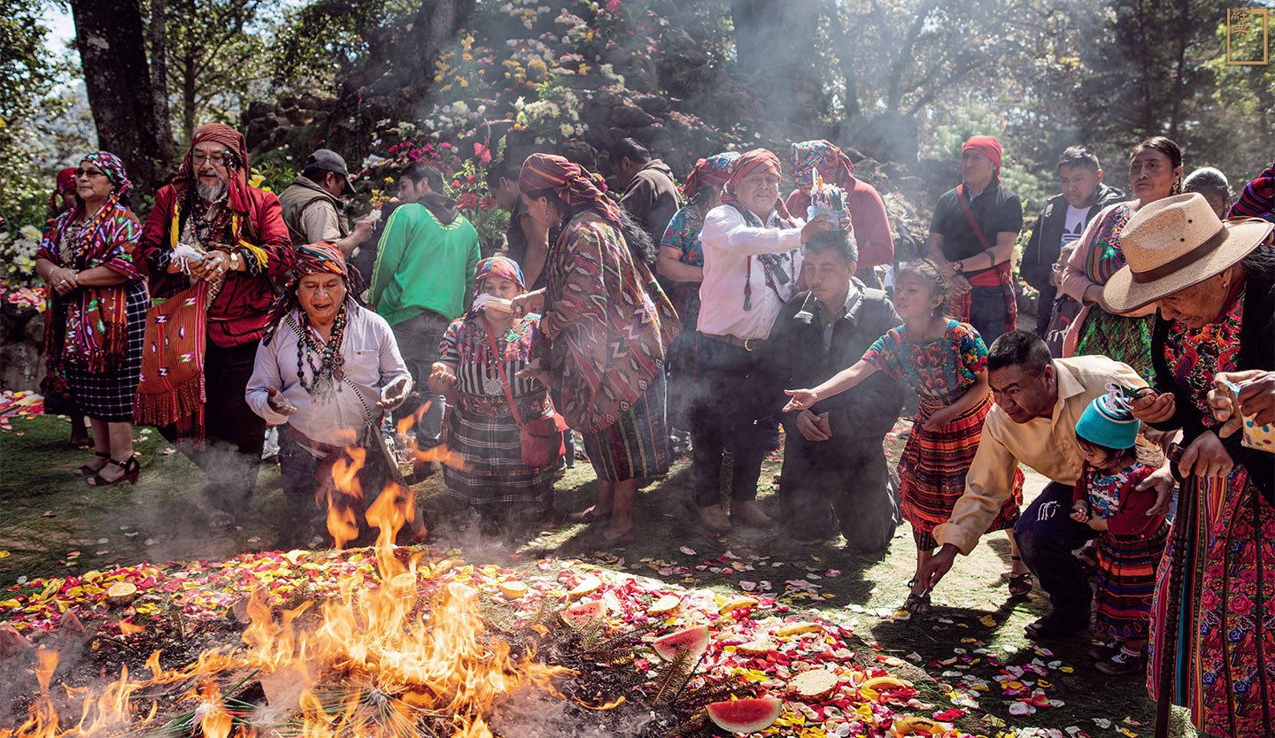 瓜地馬拉中部高原上的古城伊希姆切，穿著傳統服飾的馬雅人聚在聖火周圍慶祝新年。(攝影／Matilde Gattoni)