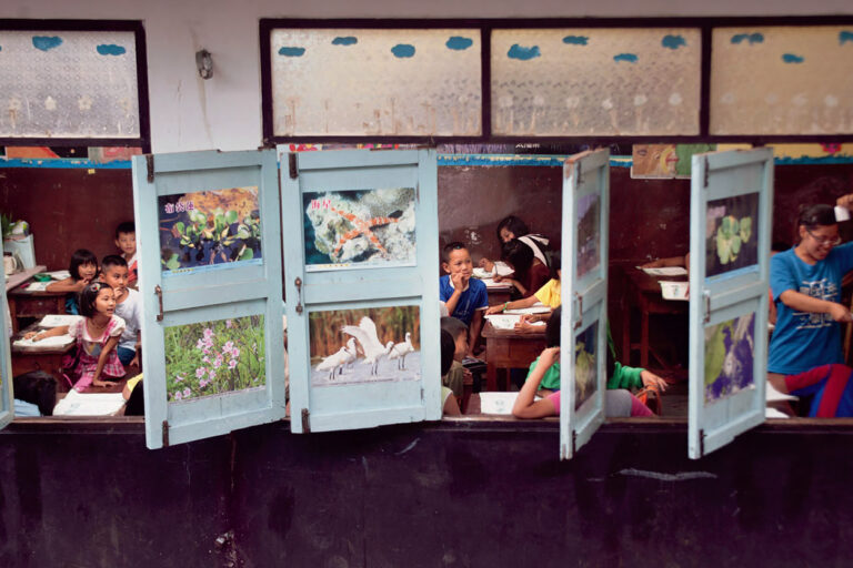 泰國清萊府茶房村光復中學校，簡陋的校舍裡傳來學子的朗朗書聲。(攝影／劉子正)