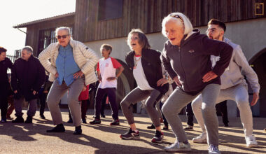 朗德村居民們正忘情地跳著有氧舞蹈。這些特定的舞蹈動作、運動項目都是由社區中心針對阿茲海默症患者所量身設計。(攝影／Markel Redondo／Panos Pictures)
