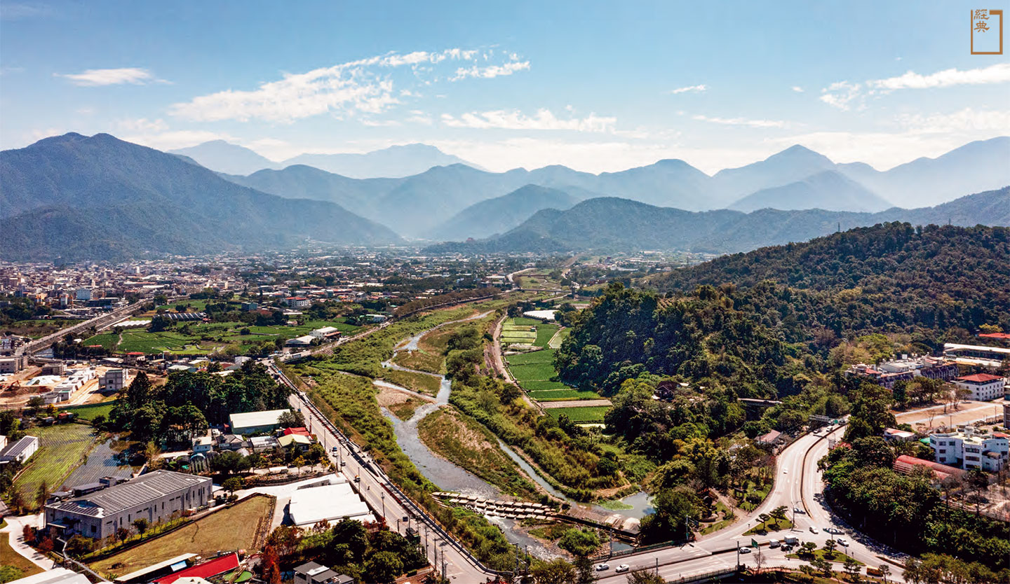 居台灣地理中心的埔里，四、五千年前就是人類宜居之地，面積一六二平方公里，出土了大小史前遺址五十處。西部灰黑陶，東部玉石亦在此交會。(攝影／安培淂)